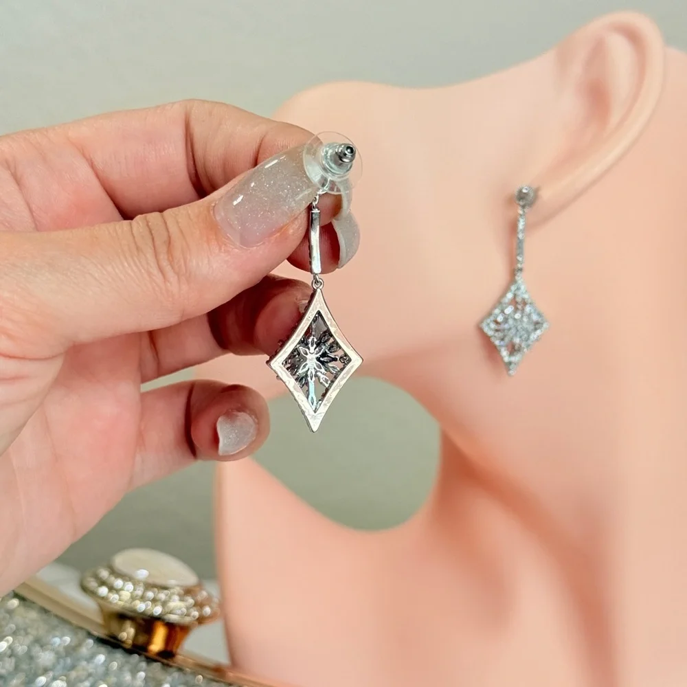 ⚜️ Classic Silver Crystal Drop Earrings - Picture 4 of 7